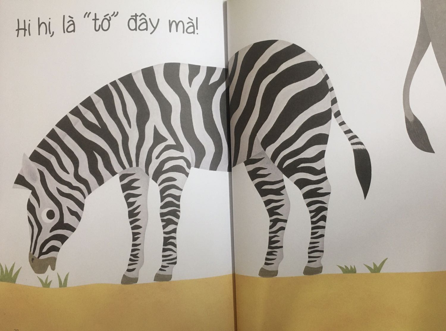 Sách in đẹp. Tiki đóng gói cẩn thận. Tuy nhiên về nội dung mình nghĩ nên giới thiệu nhân vật chính trước đã rồi hãy tìm hiểu xem phía sau bạn ấy là ai. Cả 6 cuốn đều bắt đầu “Phía sau mình là ai thế nhỉ” và kết thúc “hi hi, là tớ đây mà”. Vậy mình/ tớ là ai, sao không giới thiệu? Sách in đẹp. Tiki đóng gói cẩn thận. Tuy nhiên về nội dung mình nghĩ nên giới thiệu nhân vật chính trước đã rồi hãy tìm hiểu xem phía sau bạn ấy là ai. Cả 6 cuốn đều bắt đầu “Phía sau mình là ai thế nhỉ” và kết thúc “hi hi, là tớ đây mà”. Vậy mình/ tớ là ai, sao không giới thiệu?