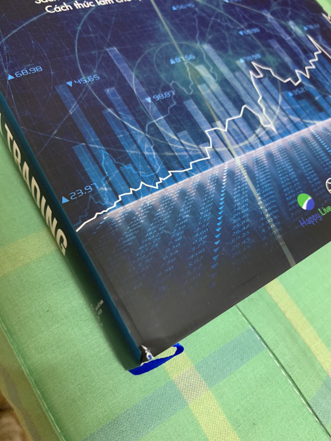 Tiki không kiểm tra lại chất lượng sách trước khi giao cho khách hàng. Mình cảm thấy hơi thất vọng vì lâu rồi mới lại đặt sách trên tiki. Nhưng với kiểu này thì chắc sẽ chuyển sang đặt bên *** vì bên đấy gói hàng và kiểm tra hàng kĩ hơn nhiều.