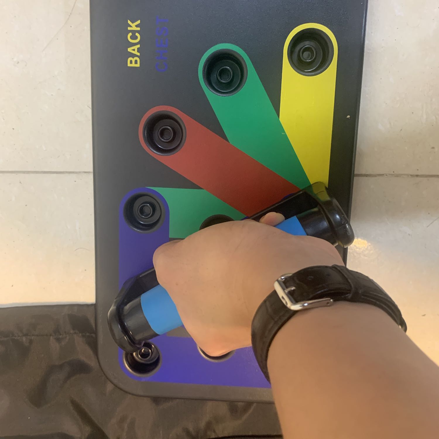 Sp giống như mô tả. Ngoài những cái đó ra rất vio vì có túi đựng rất đẹp và có hướng dẫn tập luyện từng nhóm cơ và lịch tập luyện rất cụ thể Mà bác nào ko biết tiếng anh thì hơi khó xem Hàng chắc chắn và có rất nhiều tư thế tiki đóng hàng rât cẩn thận và giao đúng dự kiến Rất hài lòng nhé
Tập có hiệu quả, nhựa ok, miếng chống trượt hoạt động tốt.