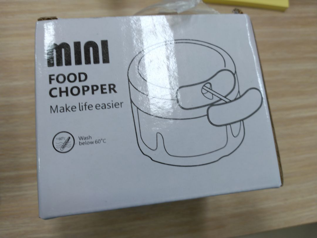 Máy giá rẻ mà xay rất tốt luôn , vệ sinh máy dễ dàng, máy nhỏ nên khối lượng xay ít , mới mua về mình *** thử xay cà rốt với nấm mèo làm soup rất ok. Các thực phẩm cần băm nhuyễn như tỏi, ớt dùng rất tiện, đặc biệt là hành tím có máy này xay khỏi sợ cay mắt. Đáng để mọi người mua 10/10