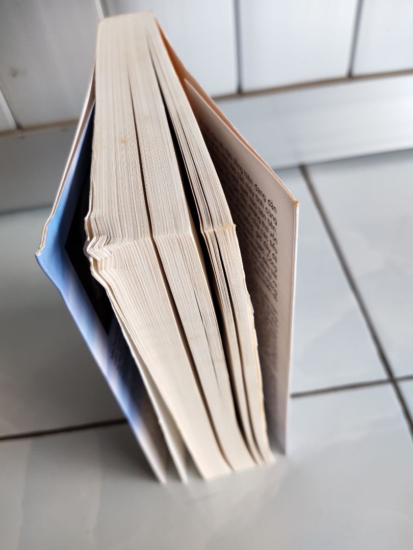 sách có bọc nilon mà bị thấm nước từ trước, trong khi 3 quyển sách khách đóng hộp cùng đơn hàng thì không bị gì :(