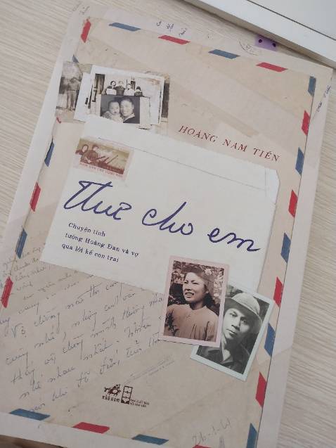 Một câu chuyện về tình yêu thời chiến tuyệt đẹp, đáng ngưỡng mộ, những lá thư của hai cụ để lại nhiều bài học giá trị cho thế hệ mai sau về sự thấu hiểu, tôn trọng, tin tưởng và lý tưởng trong tình yêu. Một quyển sách rất đáng đọc và suy ngẫm. Tiki giao hàng đúng hẹn, sách mới nguyên, giấy thơm, lật từng trang sách theo chân hai cụ qua từng cuộc chiến, thực sự rất thích, rất cảm động.