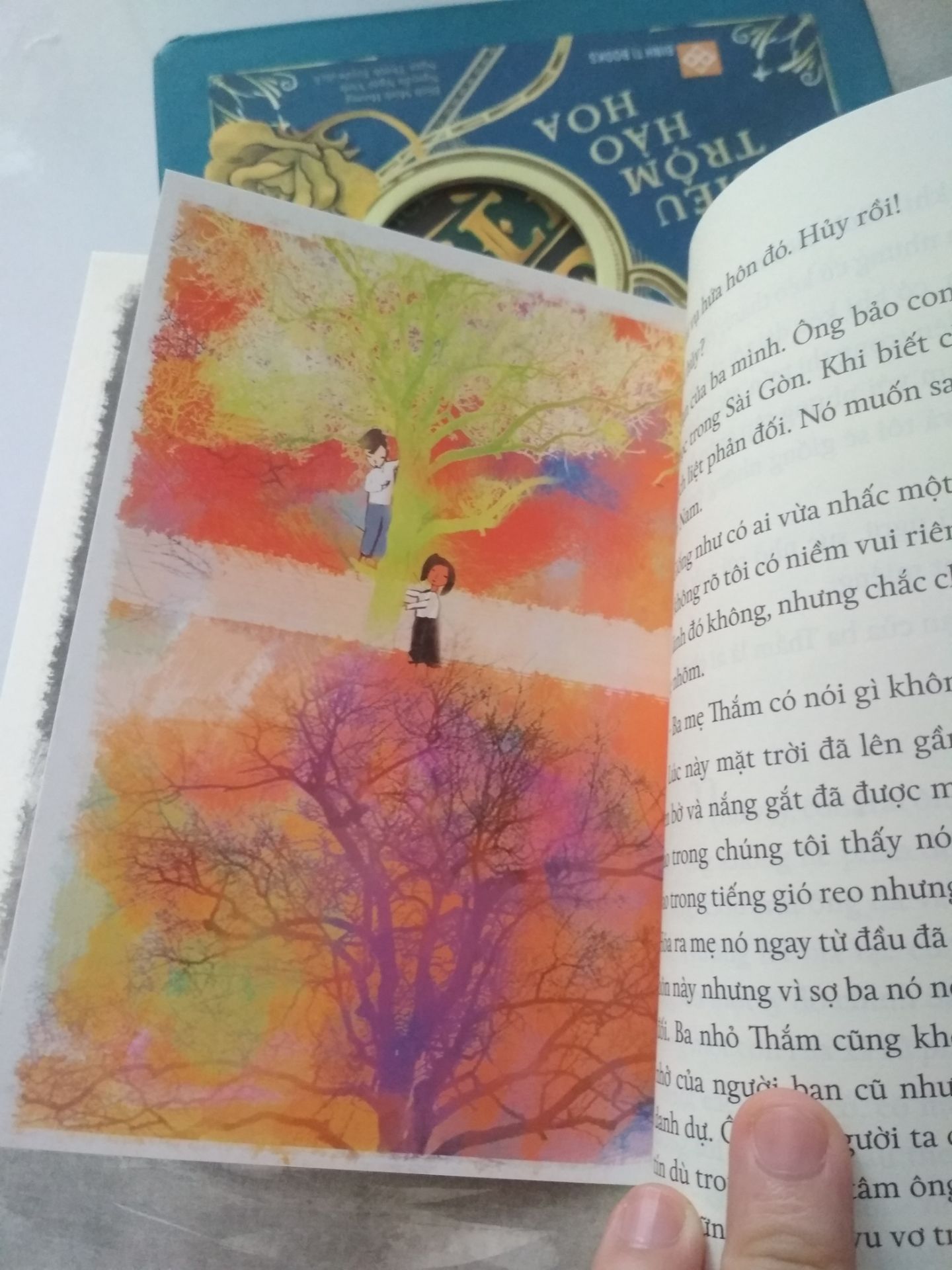 Sách của bác Ánh luôn mang màu sắc tuổi thơ hề hước nhưng cũng không kém phần sâu sắc. Và tất nhiên cuốn sách này cũng không phải ngoại lệ, câu chuyện có bi kịch, lên cao trào rồi được giải quyết song vẫn để lại gì đó nuối tiếc.
Dịch vụ giao hàng nhanh, chất lượng thùng carton gói hàng mềm quá may mà ko bị ảnh hưởng sách bên trong.