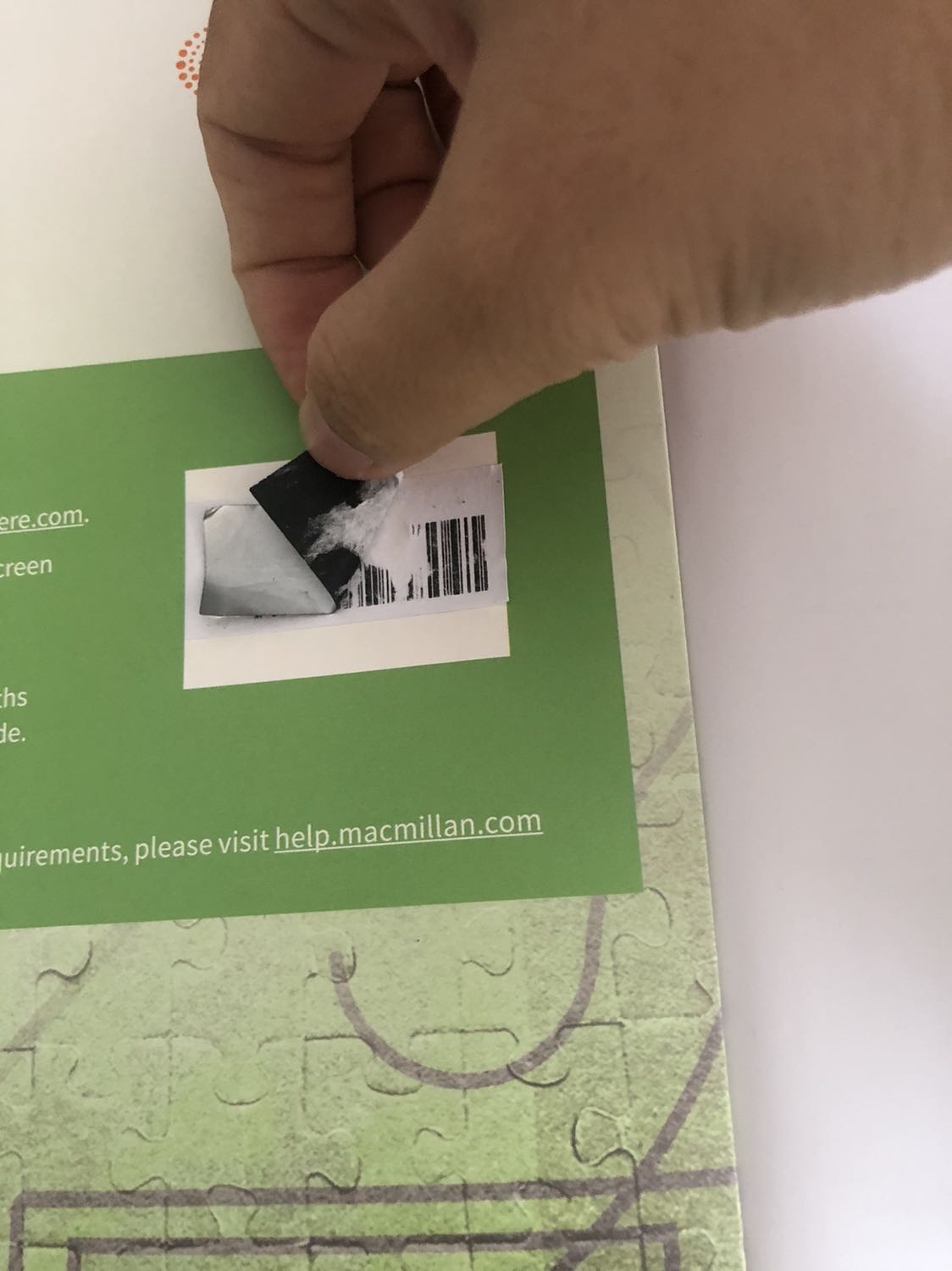 không có mã code thì làm sao sử dụng được. Fahasha phản hồi lại cho mình đi. Thất vọng quá. Lớp bạc k hề cào ra được.