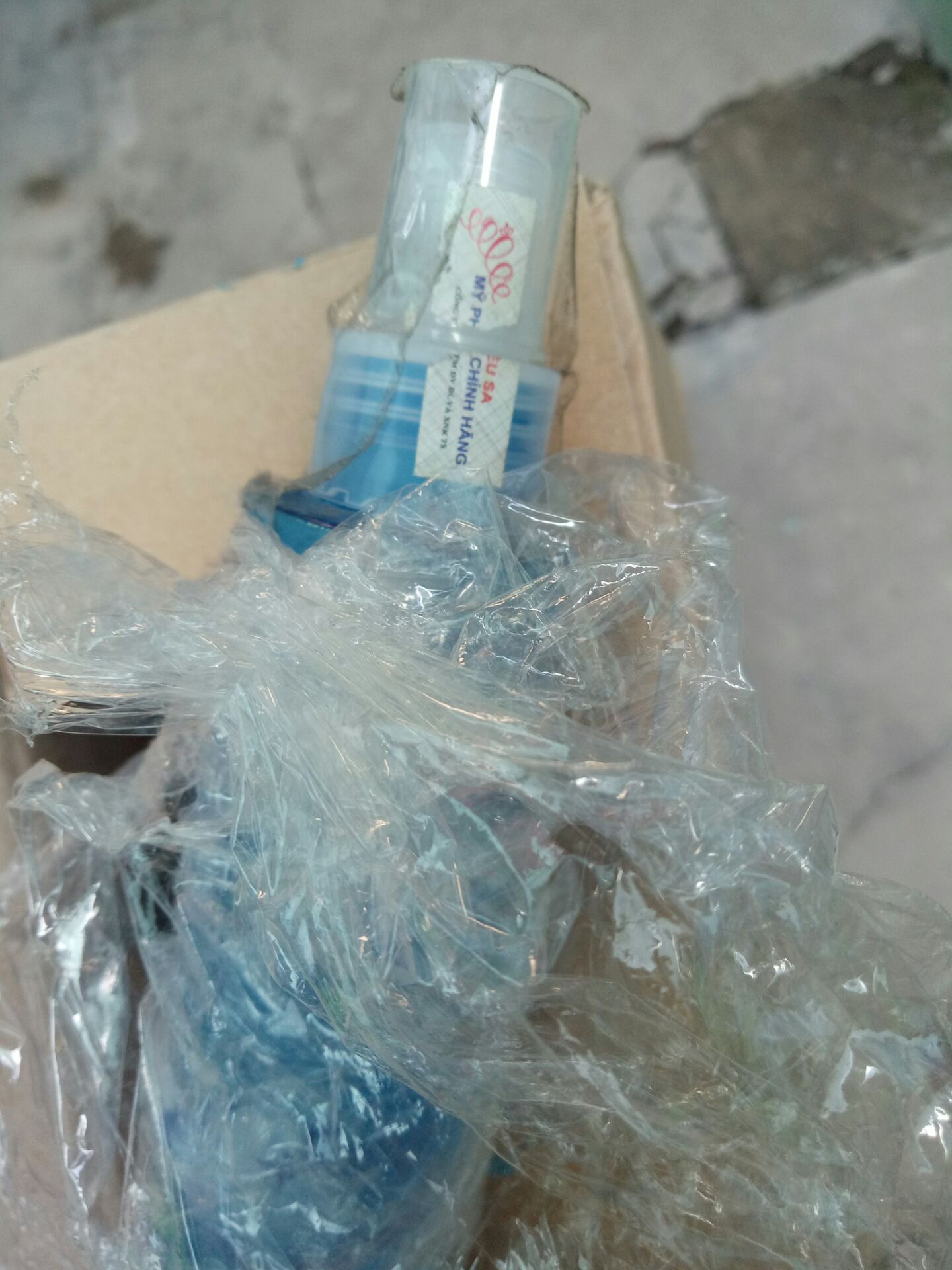 chưa bao h mà thất vọng dã man như này. cảm thấy niềm tin và tiki bị tụt mút luôn á. hàng mỹ phẩm mà nhìn cái chai thì cũ kĩ, chữ dịch tiếng việt thì đã bị phai, mác chính hãng thì đã bị khui... rồi sao? có dám xài k đây ah? mong tiki sẽ có câu trả lời để khách hàng còn dám tin tưởng.