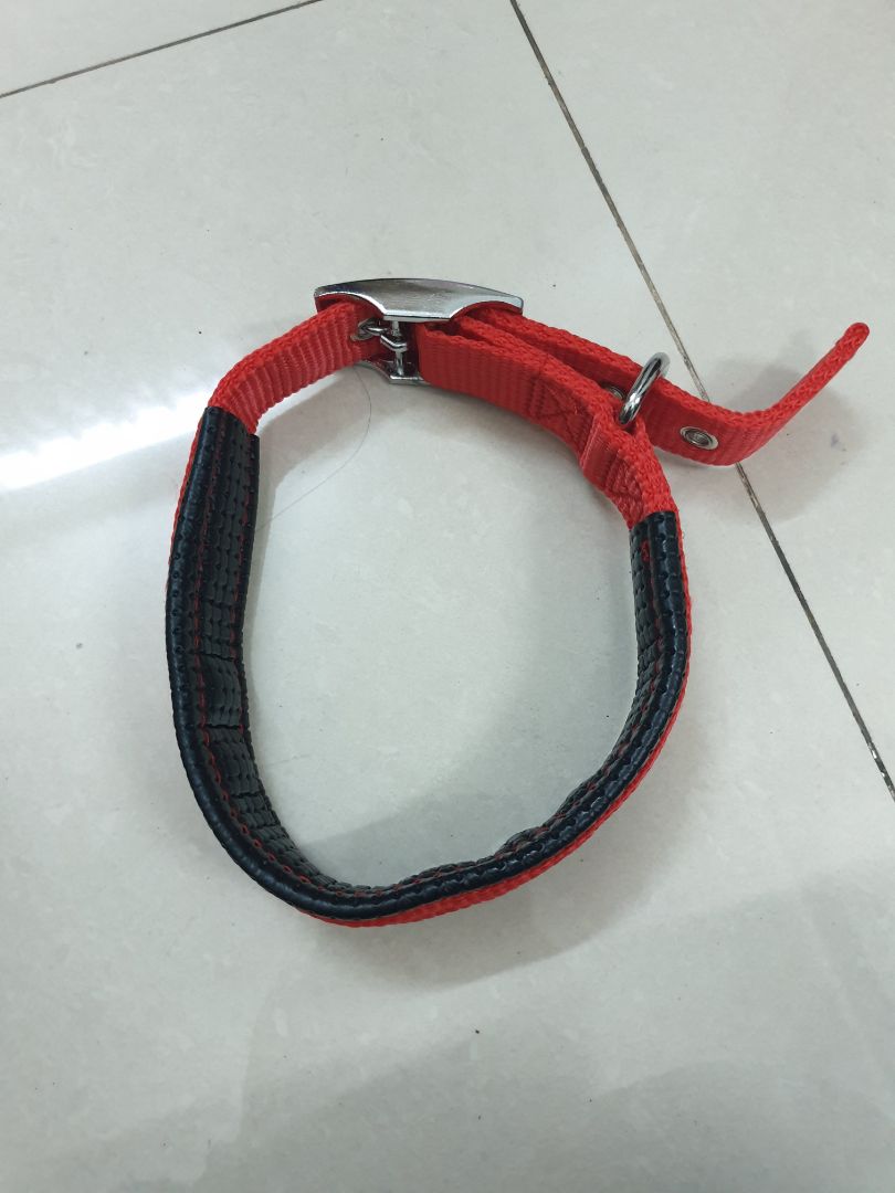 Ban đầu mình cũng hơi lăn tăn việc mua vòng cổ này. Nhưng lúc nhận đc hàng thì hài lòng lắm. Vòng cổ rất dày dặn, chắc chắn. Vòng cổ may 2 lớp. Nói chung là tốt. Còn chất lượng bền thì để thời gian kiểm chứng.