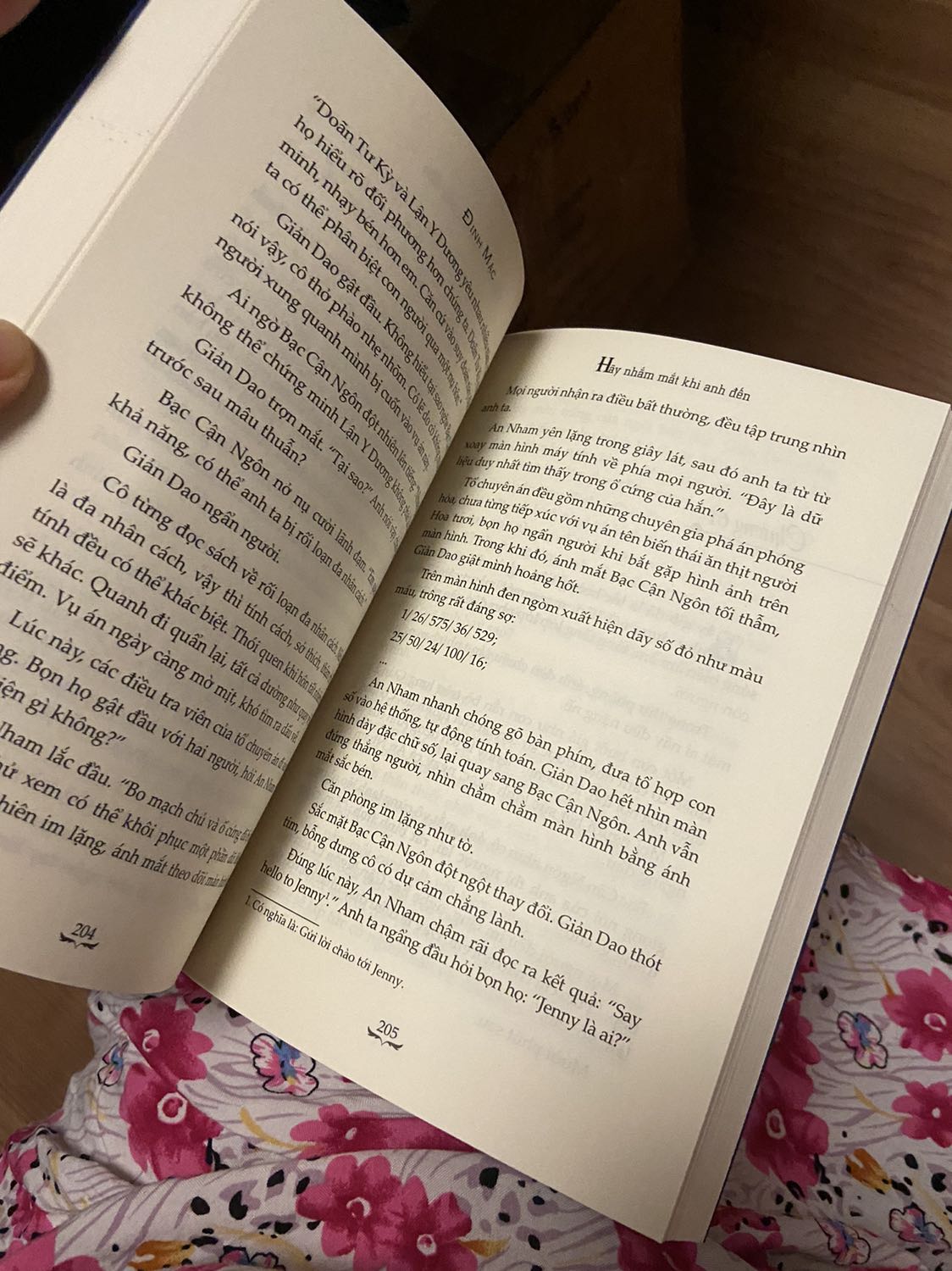 Truyện không có màng co nên chỗ cạnh hơi bẩn tẹo. Nhưng mà kể ra thì mình cũng không khó quá nên thôi. Tốc độ giao đúng nhanh. Đặt lúc 9:30 mà đâu 14:15 gì là có người giao rồi (giao hàng tiêu chuẩn á)