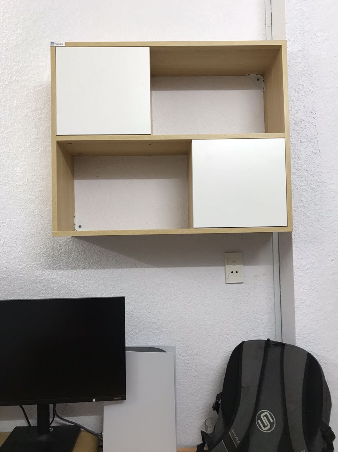 Kệ đẹp và chắc chắn. Bản lề tủ rất êm. 
Shop cho vít tắc kê theo kèm hơi nhỏ, nên cho vít to dài hơn xíu vì kệ khi để đồ cũng khá nặng cần vít chịu lực tốt hon.