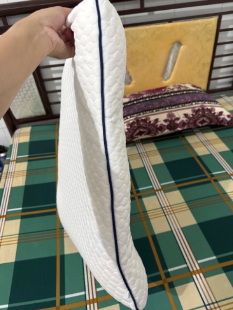 Shop giao nhanh, đóng gói kĩ, có kèm hướng dẫn sử dụng rõ ràng. Nằm thử thấy êm lắm, thấy kêu để 12-24h cho gối phồng lên, tạm thời thấy hơi thấp so với sở thích nằm gối cao như mình.