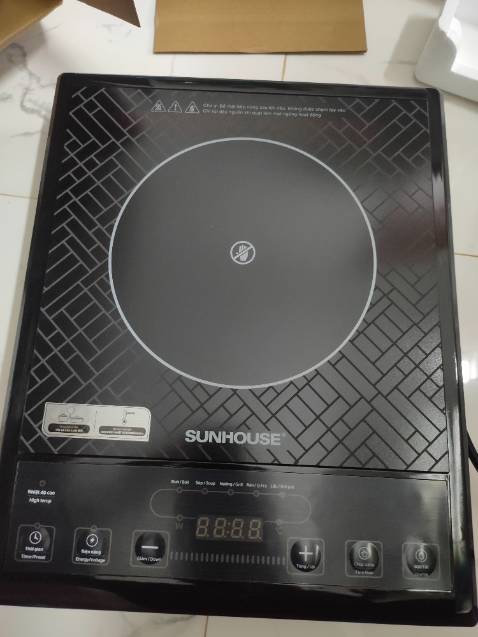 Trọng lượng nhẹ, phần đế thì 4 chân k được bọc đủ nút nên hơi trơn. Mặt bếp cũg hơi trơn. Có tặng kèm vỉ nướng. Nóng nhanh. Quạt gió thì sau khi tắt bếp khoảng 10p sẽ ngưng quạt. Dùng được 3 ngày, thấy cũng tạm ổn  Mình đang muốn kích hoạt chế độ bảo hành cho sản phẩm. Trọng lượng nhẹ, phần đế thì 4 chân k được bọc đủ nút nên hơi trơn. Mặt bếp cũg hơi trơn. Có tặng kèm vỉ nướng. Nóng nhanh. Quạt gió thì sau khi tắt bếp khoảng 10p sẽ ngưng quạt. Dùng được 3 ngày, thấy cũng tạm ổn  Mình đang muốn kích hoạt chế độ bảo hành cho sản phẩm.