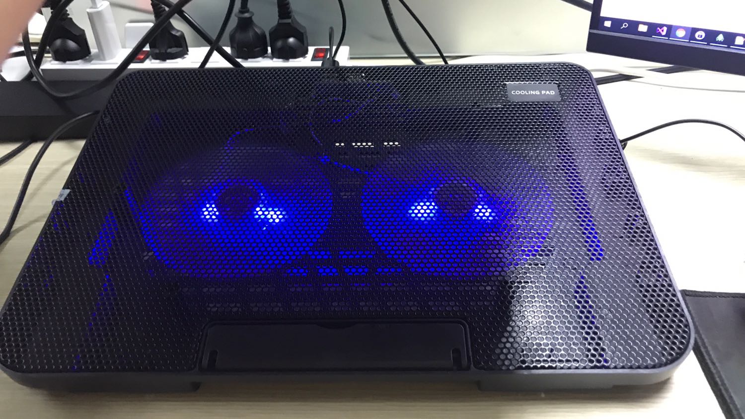 Sau khi giao từ tiki, tản nhiệt không nhận điện dẫn tới quạt và đèn không chạy. Liên hệ bên cửa hàng và xác minh hàng có vấn đề thông qua clip quay sản phẩm. Của hàng gần khu vực làm việc nên được hỗ trợ qua đổi cái khác chạy ok như hình.