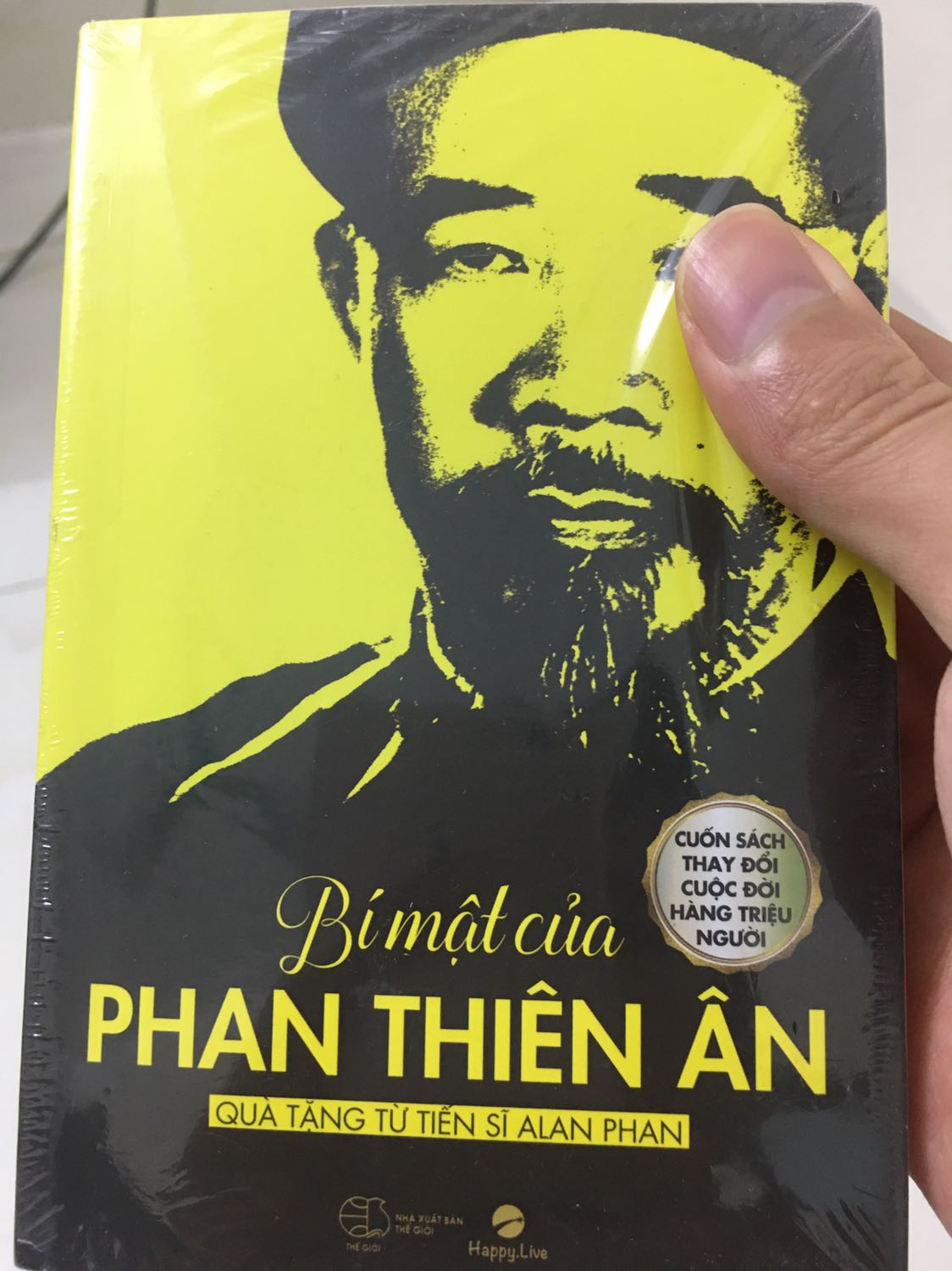 Chưa đọc nên không Review về nội dung, mà tôi cực kỳ hài lòng về điều khác. Sách bọc nilon rất cẩn thận, đề phòng bị ướt, mốc, bụi bẩn. Nhận được hàng mở ra rất ưng. Các công ty bán sách khác nên học tập, để hạn chế sự cố, đỡ mất công phiền hà đổi trả