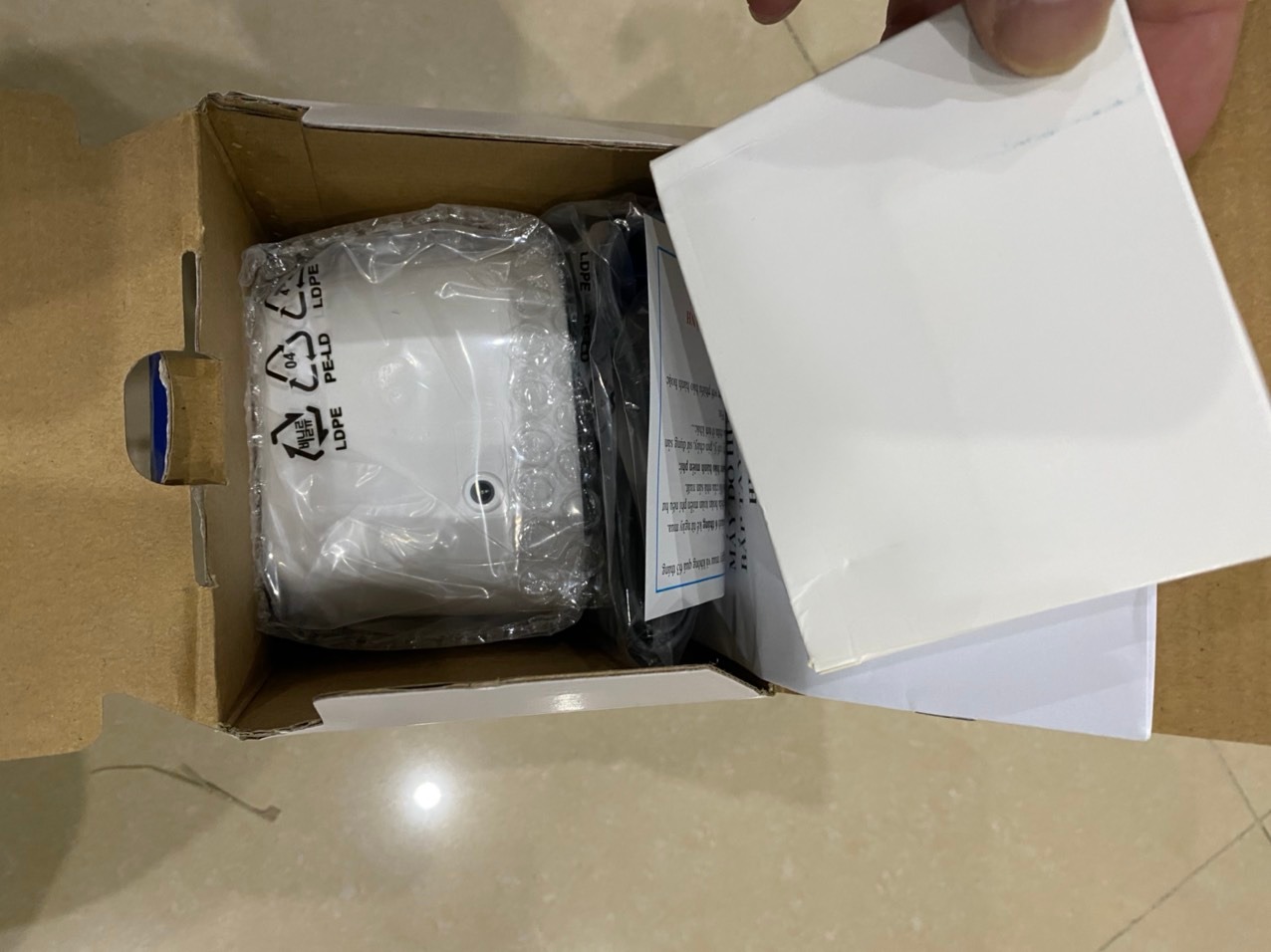 Giao hàng nhanh thật, đặt hàng 30 phút đã nhận được hàng, đóng gói cẩn thận, nhân viên giao hàng thân thiện. Nhận được hàng thấy rất yên tâm vì đầy đủ sản phẩm, quà tặng và giấy bảo hành.