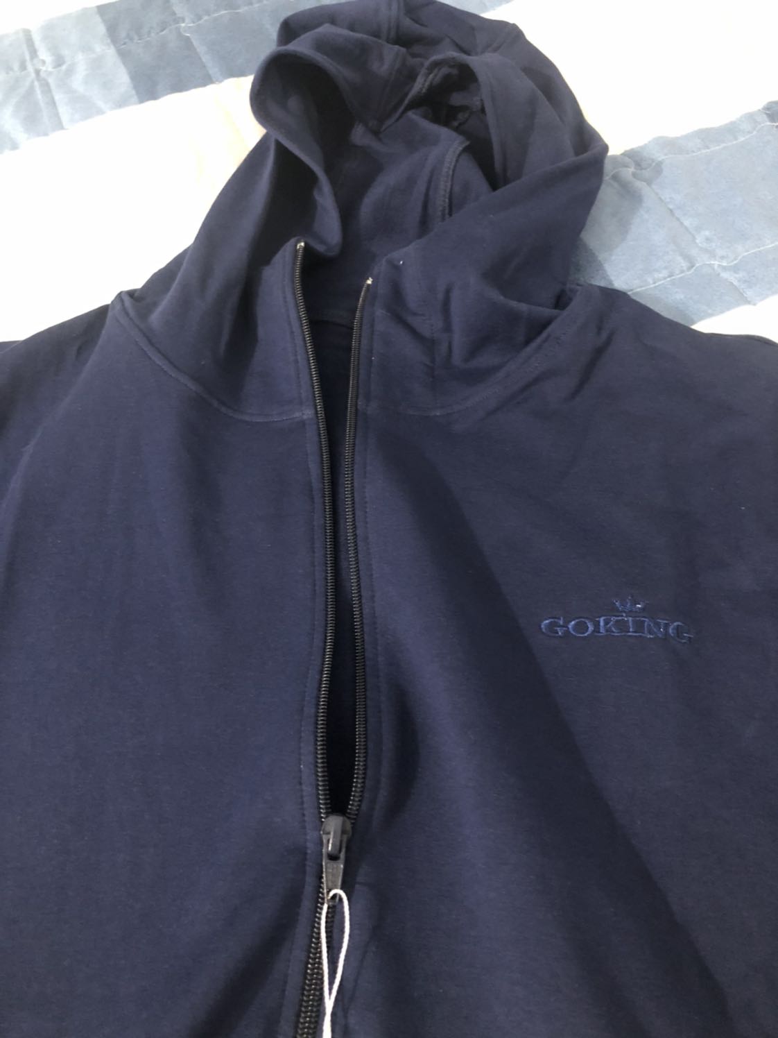 Vải cũng vừa, có độ co giãn, may túi có dây kéo rất tiện,