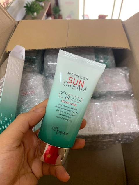 Hôm trước được bà chị mua tặng tuýp kem chống nắng này dùng thích quá. Thẩm thấu nhanh, nhiều dưỡng mà ko cảm giác khó chịu gì cả. Hôm vừa rồi shop có chương trình sale nên chị em cty rủ nhau mua chung. Cho shop 5* và ủng hộ shop dài dài.