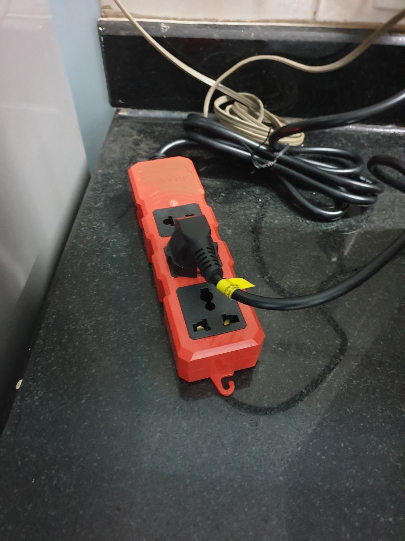 Ổ cắm cứng cáp, đã trải nghiệm và đánh giad rất tốt.Mình dùng cả tủ khử trùng + tủ lạnh side by side (Hitachi), nhưng không hề bị nóng quá nhiệt.