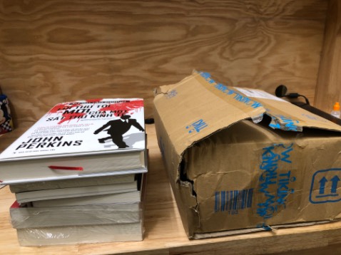 Lần này mình mua khá nhiều nhưng shop đóng hàng ko có cái j bọc cả để tránh hư hỏng sách nên quyển ở cuối bị hư hỏng nặng và nhìn như là quyển cũ vậy những người yêu thích sách như mình sẽ ko thích điều này khi bỏ tiền ra mua sách mới mà lại nhận về sách bị hư hỏng và cũ