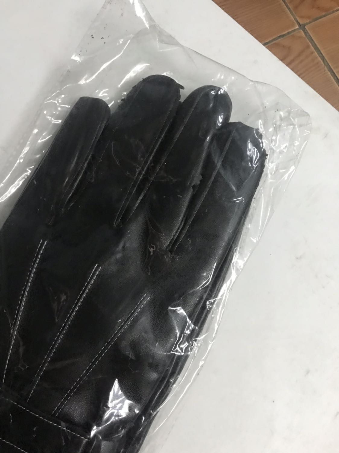 Sản phẩm đẹp như shop mô tả. Chất lượng rất tốt, mẫu mã rất tuyệt vời, đóng gói chắc chắn, có hộp đựng rất tuyệt vời, giao hàng nhanh, nhân viên giao hàng nhiệt tình, rất tuyệt, chất lượng da rất tuyệt, mầm mại dùng rât ưng, cảm ưng rất tốt, như tay thường, rất tiện cho việc dùng đi xe máy hoặc đi ngoài đường cần dùng diện thoại. Tiện lợi đáng tiền nên mua.