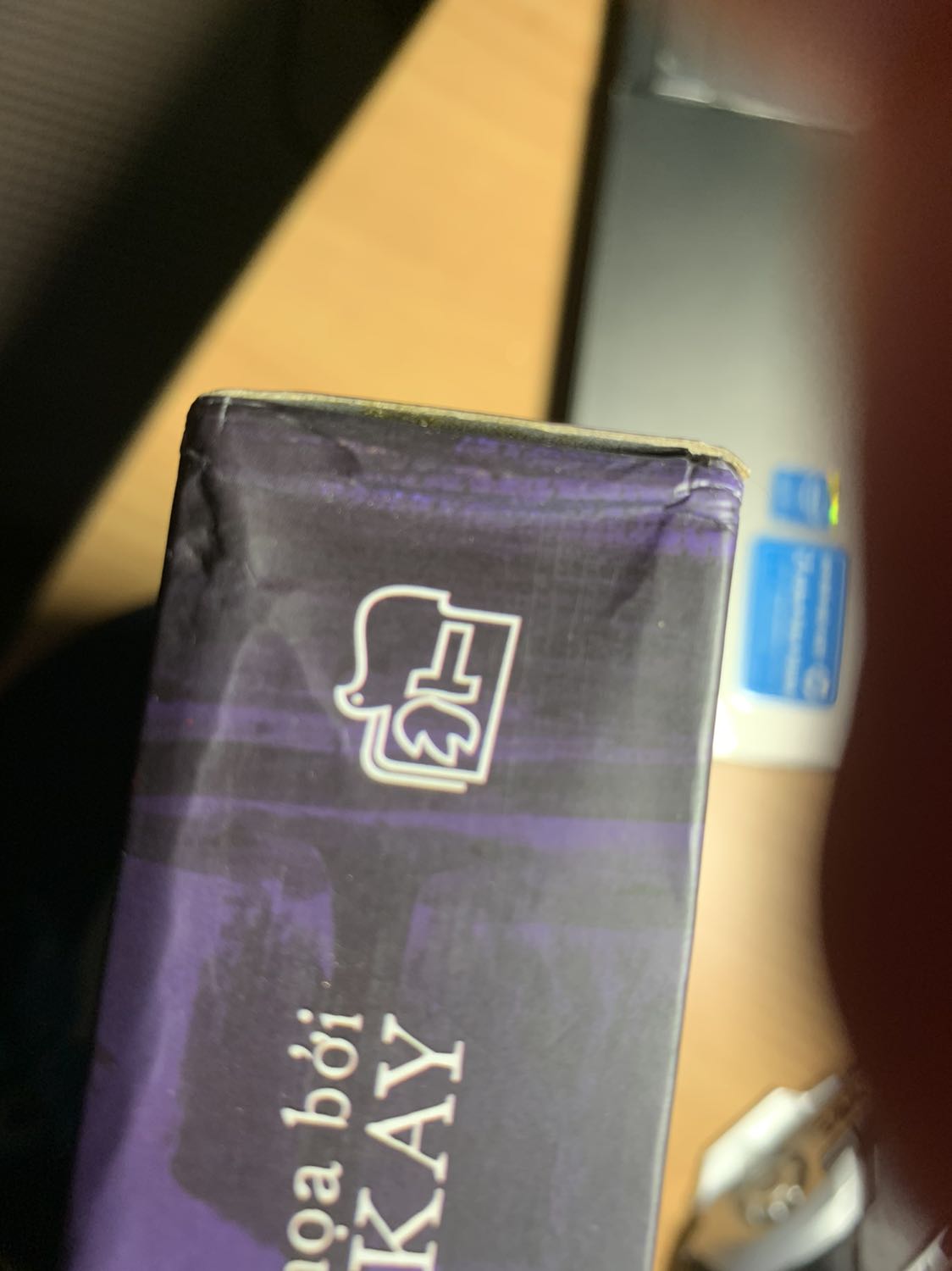 Sản phẩm giao cho mình lần đầu tiên gặp phải lỗi ngoại quan sau khi thông báo thì không được đổi ???? Với lí do là đã quá 24h đổi trả mà đơn này mình nhận hôm 19 xog hôm 23 mới mở ra xem vì có việc chưa mở được thì thấy lỗi như thế này các trang thương mai điện tử khác thì miễn phí đổi trả trong 7 ngày vậy mà tiki như thế này từ nay về sau cạch mặt tiki