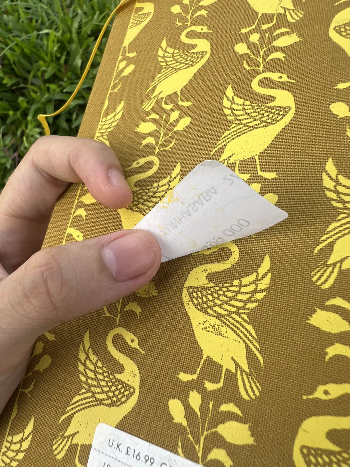 Sách rất xinh (trừ dịch vụ giao hàng)

Mong Shop nhập thêm nhiều sách bìa cứng về nữa, vì cầm lên rất thích. Sách bìa cứng chữ to, nét, không nhỏ hay hẹp như bìa mềm. Gáy và bìa sách dày đóng kỹ, khi lật cảm giác cứng và bền. Thiệt may mắn khi có được phiên bản sách bọc vải 🍂🧡

Về giao hàng thì không nhận được cuộc gọi nào hết, mở app ra mới thấy được giao vào 02:55, mình ra lấy cục hàng dưới cổng. Lỡ mình không có ở nhà mà trời mưa (đang mùa mưa) thì không biết sách sẽ ra sao luôn. Nếu quăng hàng vào sâu hơn sẽ không bị lấy trộm hay hỏng vì mưa gió.

Cảm ơn Shop và mong Shop kinh doanh thêm nhiều tác phẩm văn học bìa cứng cho mọi người lựa chọn 🧡😊