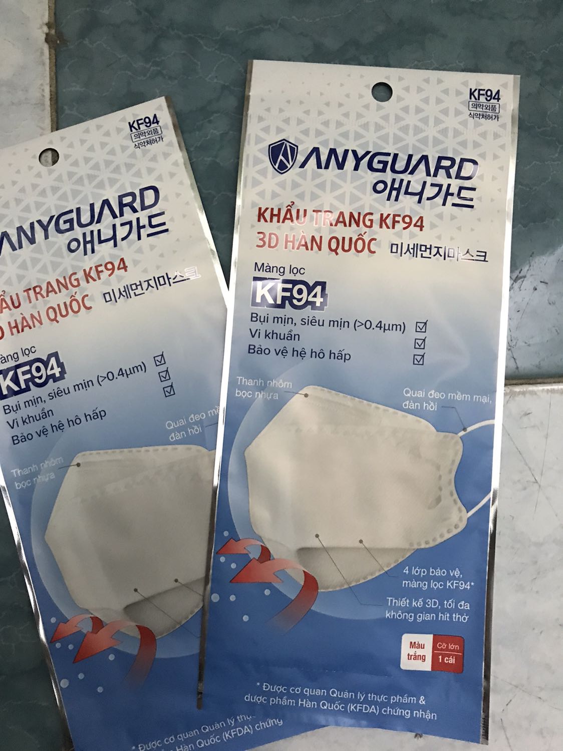 Vải dày dặn, 1 cái 1 bao rất sạch sẽ, ôm sát mặt k bụi vải, k có mùi hôi của mấy loại khẩu trang dổm. Đáng đồng tiền
Mà sao k cho cái móc gài đằng sau như loại của e bé nhỉ 😚