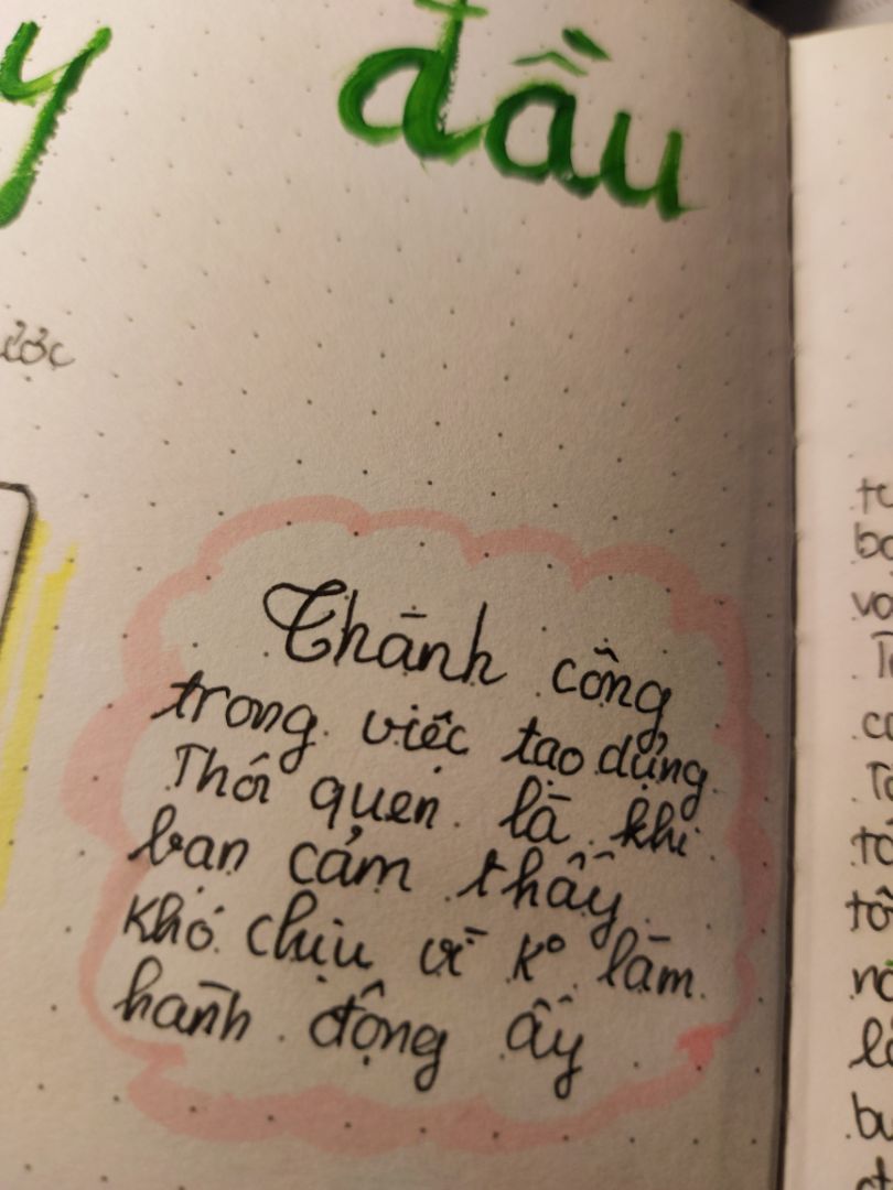 bút thiết kế đẹp. Viết đều nét, k những k tắc mực mà nằm giường viết cũng ok .ban đầu mk tưởng bút vỏ mang đen ,nhưng k phải đâu mà là ống mực ấy ,mực siêu nhiều. giá hợp lí, nên mua