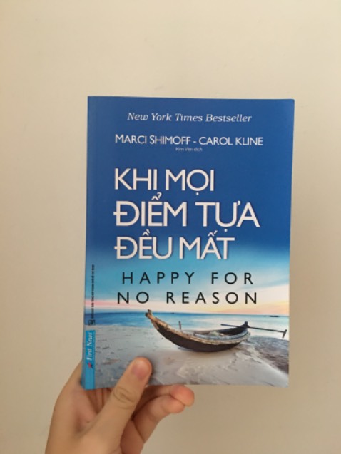 Tiki giao sách nhanh, chất lượng sách tốt. Về nội dung: Tác giả trao đổi về các phương thức giúp 1 người hạnh phúc tự thân và bền vững mà không cần phụ thuộc vào những yếu tố bên ngoài. Mỗi chương, tác giả sẽ đề cập tới 1 yếu tố cấu thành nên thứ hạnh phúc thật sự mà chúng ta nên hướng tới cùng những câu chuyện ng thật việc thật. Tuy nhiên, những nd trong sách thật ra đã đc đề cập chuyên sâu ở những cuốn sách nổi tiếng khác nên nếu bạn nào chuyên đọc sách về sức mạnh nội tại, giá trị hiện tại,... thì sẽ dễ dàng thấy cuốn sách này chỉ như một cuốn tổng hợp kiến thức chứ không có phân tích chuyên sâu. Từ đó dễ khiến một vài quan điểm trở nên chung chung, không đủ thuyết phục, không đủ cơ sở để tin tưởng. Có rất nhiều ý lặp đi lặp lại khiến việc đọc đôi khi trở nên nhàm chán hoặc dễ gây rối cho ng đọc vì các ý có vẻ cứ giống giống nhau. Có thể mua về đọc tham khảo rồi tìm thêm các cuốn viết chuyên về từng yếu tố thì sẽ cảm thấy thuyết phục và có giá trị hơn. Tiki giao sách nhanh, chất lượng sách tốt. Về nội dung: Tác giả trao đổi về các phương thức giúp 1 người hạnh phúc tự thân và bền vững mà không cần phụ thuộc vào những yếu tố bên ngoài. Mỗi chương, tác giả sẽ đề cập tới 1 yếu tố cấu thành nên thứ hạnh phúc thật sự mà chúng ta nên hướng tới cùng những câu chuyện ng thật việc thật. Tuy nhiên, những nd trong sách thật ra đã đc đề cập chuyên sâu ở những cuốn sách nổi tiếng khác nên nếu bạn nào chuyên đọc sách về sức mạnh nội tại, giá trị hiện tại,... thì sẽ dễ dàng thấy cuốn sách này chỉ như một cuốn tổng hợp kiến thức chứ không có phân tích chuyên sâu. Từ đó dễ khiến một vài quan điểm trở nên chung chung, không đủ thuyết phục, không đủ cơ sở để tin tưởng. Có rất nhiều ý lặp đi lặp lại khiến việc đọc đôi khi trở nên nhàm chán hoặc dễ gây rối cho ng đọc vì các ý có vẻ cứ giống giống nhau. Có thể mua về đọc tham khảo rồi tìm thêm các cuốn viết chuyên về từng yếu tố thì sẽ cảm thấy thuyết phục và có giá trị hơn.