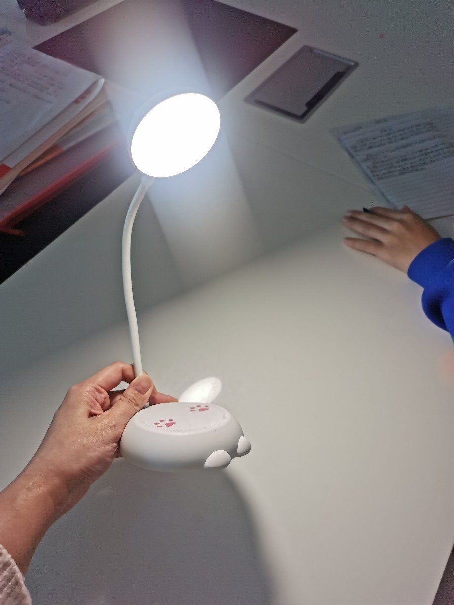 Mua về cho bé con nhà mình học. Cảm nhận đầu tiên là đèn này xinh xắn, đáng yêu, các bé rất thích nha. Đèn học hoạ tiết mèo. Nút bấm điều khiển cũng là hình vuốt mèo luôn. Có 3 chế độ sáng với mức quang phổ khác nhau, ánh sáng ổn định không bị nháy, không chớp. Sử dụng xong có thể gấp lại. Dùng để học bài, đọc sách báo, đọc truyện hay dùng đèn ngủ cũng được luô