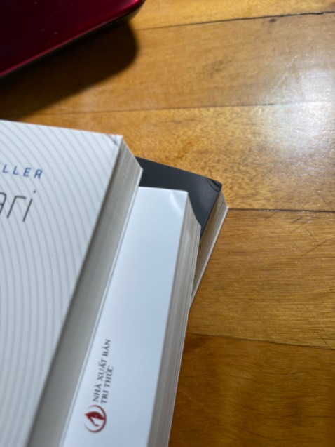 Sách bị gãy góc nhìn hơi khó chịu