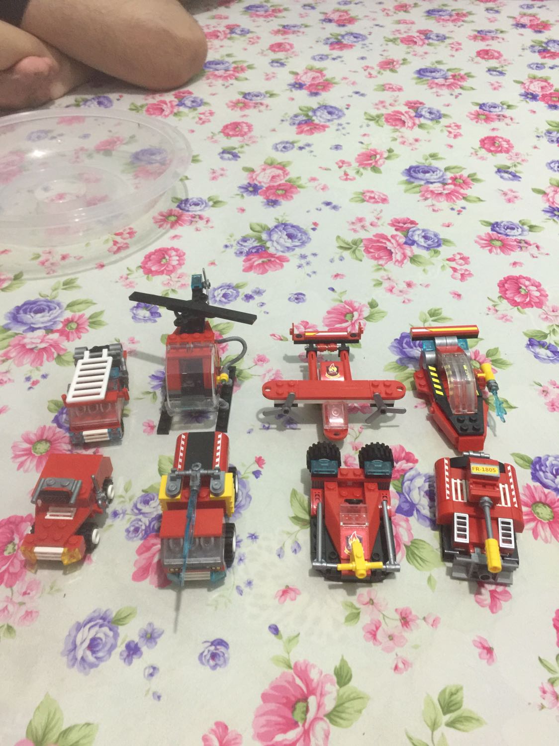 Sản phẩm đẹp lắm nhưng mà trẻ ko ráp dc, các chi tiết quá nhỏ, ko an toàn cho trẻ lắm, sản phẩm có hướng dẫn lắp ráp kĩ càng mà người lớn cn khó ráp nữa sao bé chơi dc, nguyên bộ 8 chiếc chỉ vỏn vẹn bằng hộp to bằng tờ giấy A4