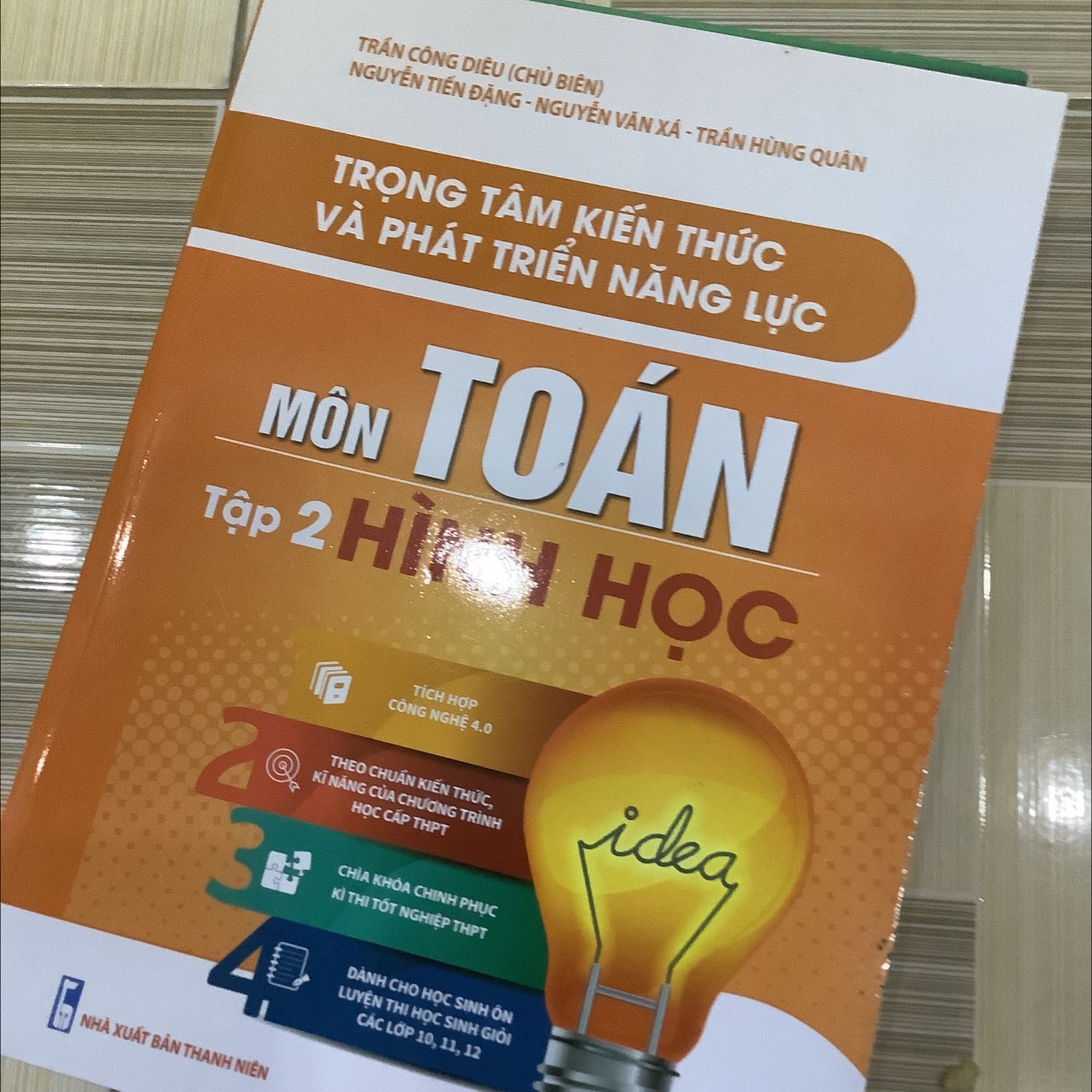 Sách khổ to, đẹp. Nội dung phù hợp với Hs lớp 12 ôn thi THPT. Dễ hiểu và phân dạng bài tập rõ ràng. Vote 5 sao