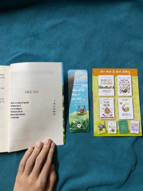 Giao hàng rất nhanh. Sách có seal và trong tình trạng tốt. Trang bìa thiết kế rất đẹp. Bookmark đẹp và cứng cáp. Mình rất hài lòng.