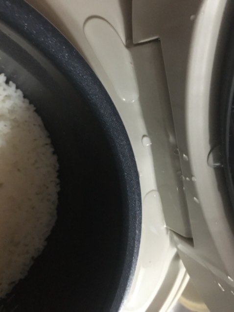 Cơm chín đều, rất ngon nhé , chỉ hơi bất tiện lúc mở nắp Nồi cơm điện thì hơi nước đóng trên nắp chảy xuống bệ nồi không có đường thoát nên trào xuống lòng nồi.