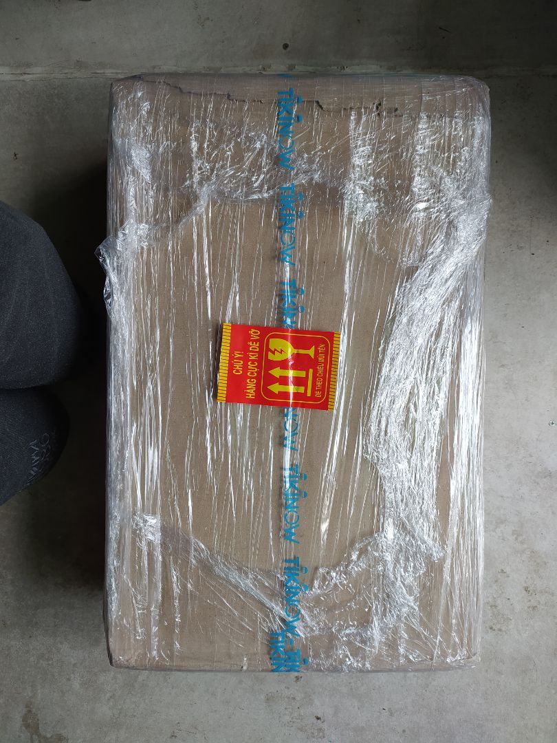 sản phẩm nguyên seal, đồ đạc đầy đủ. Cảm quan thể hiện tốt, sắc nét tuy nhiên màu trắng có vẻ ngã vàng nhạt chưa chuẩn lắm. Đợi dùng thêm vài ngày nữa xem sao.