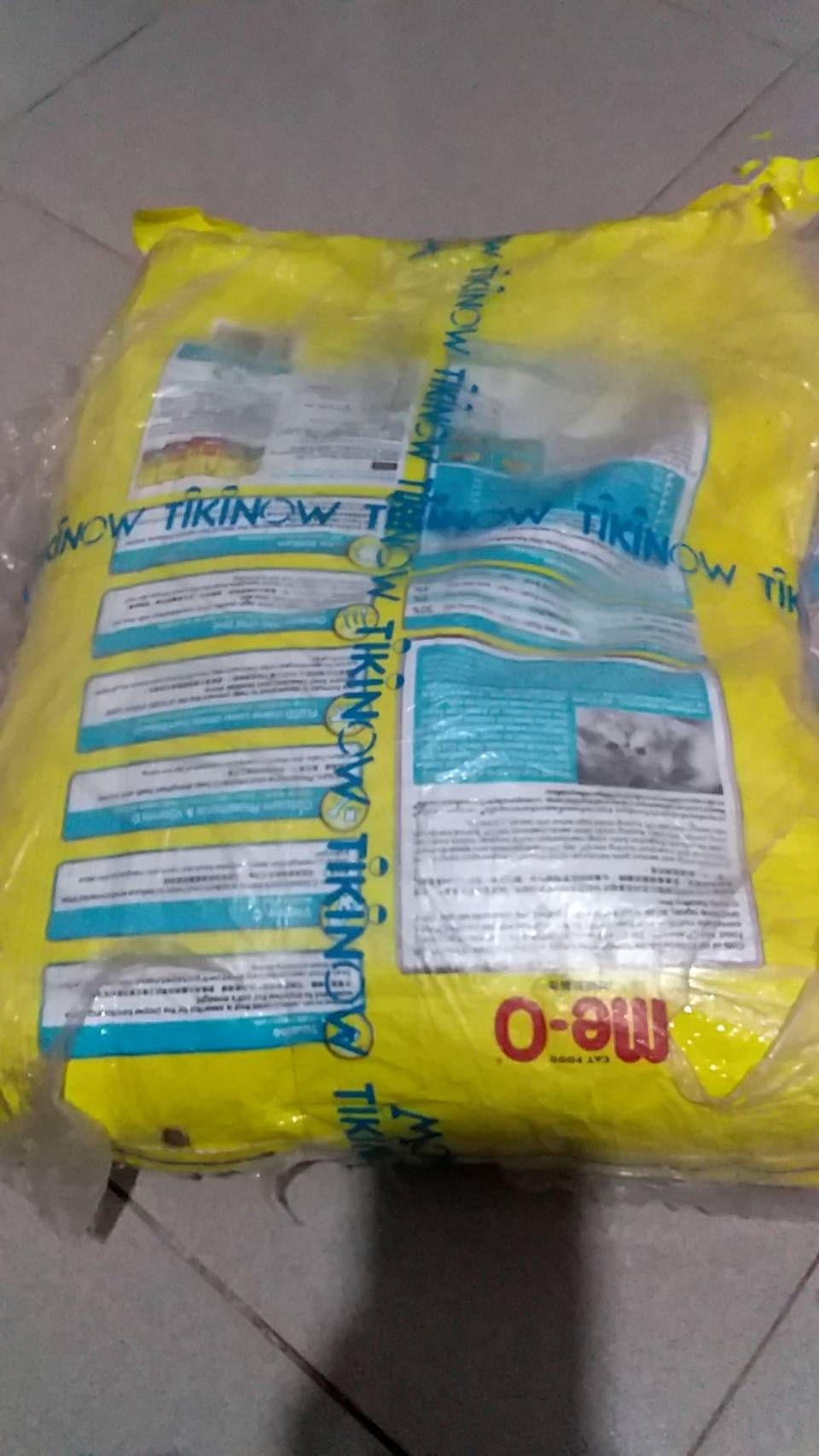 Mình đặt hàng từ hơn 2 tháng trước với dự kiến giao trong tầm 2 tuần. Nhưng hơn 2 tháng sau mình mới nhận được hàng. Lúc nhận được thì bao bì đã bị rách ra như thế này, nhìn có vẻ giống như bị chuột cắn vậy á. Mình có thể hiểu thời gian vận chuyển kéo dài là do tình hình dịch bệnh phức tạp, nhưng bảo quản để sản phẩm bị như thế này thì không được rồi. Mình thật sự không dám cho mèo nhà mình ăn luôn. Lần này Tiki gói hàng cũng ẩu nữa, chỉ có bọc bao ni lông mỏng te bên ngoài thôi. Mình đặt hàng từ hơn 2 tháng trước với dự kiến giao trong tầm 2 tuần. Nhưng hơn 2 tháng sau mình mới nhận được hàng. Lúc nhận được thì bao bì đã bị rách ra như thế này, nhìn có vẻ giống như bị chuột cắn vậy á. Mình có thể hiểu thời gian vận chuyển kéo dài là do tình hình dịch bệnh phức tạp, nhưng bảo quản để sản phẩm bị như thế này thì không được rồi. Mình thật sự không dám cho mèo nhà mình ăn luôn. Lần này Tiki gói hàng cũng ẩu nữa, chỉ có bọc bao ni lông mỏng te bên ngoài thôi.
