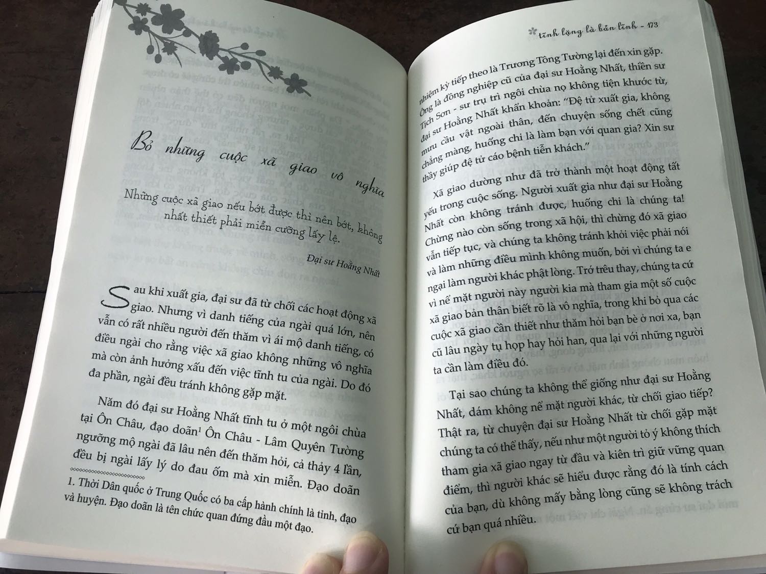 🍎Cuốn sách thay đổi cuộc đời.

☘️Ngôn từ sách cực kì dễ đọc, dễ thấm, gần gủi không có màu mè học thuật, rất cảm ơn người dịch về kiến thức và cái tâm để lại trong cuốn sách.

Đây là cuốn sách mà 1 năm mình phải lấy ra đọc lại 1 lần, có thể cả đời đọc nó vẫn thấy hay.

Lúc đầu thấy tên sách mình chỉ nghỉ là nó nói về cách là sao để loại bỏ nóng giận, nhưng thật ra còn nhiều hơn thế, nó thiên về hướng phát triển bản thân và phật giáo.

Sách nói về:
Kỷ luật bản thân
Buôn bỏ những thứ k cần thiết.
Sống tối giản.
Cách suy nghĩ tích cực.
Không sát sanh
Phải biết quý trọng thời gian.
Và còn rất rất nhiều thứ khác.... Ai đã lớn, đã biết suy nghĩ thì phải nên đọc cuốn sách này 1 lần trong đời, ít nhất là 1 lần, nhiều nhất là "n" lần.😆