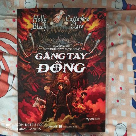 *** trở về nhà vào kì nghỉ hè, mặc dù là ba cậu vốn rất ghét phép thuật nhưng tình hình ngày càng trở nên tệ hơn nữa, khi cậu phát hiện ba mình bắt trói havoc và một chỗ xích chắc hẳn dành cho cậu với găng tay có thể giết chết kẻ thù của thần chết, sự sợ hãi đã khiến cậu đã thương ba mình và phải trốn chạy. Một mình mang bí mật khủng khiếp ấy khó chịu đến nhường nào, phải tìm lí do để xác nhận mình không phải là kẻ thù của thần chết thật khó, *** đến ở nhà Tamara và học viện, tránh mặt ba mình vì cậu sợ ba sẽ phủ nhận mình. Rồi cậu nghe tin giáo hội sẽ xử tử ông vì đã trộm găng tay. *** bắt đầu hành trình kiếm ba mình với những người bạn (sau khi bị cảm giác phản bội vì không giữ lời hứa của Tamara). Bí mật của *** bị bại lộ, không chỉ vậy có kẻ đã phái sinh vật nguyên tố để giết cả bọn, nên tin ai, đâu mới là nơi thuộc về mình, *** cảm thấy chênh vênh. May mắn là ba nó không bắt tay với kẻ thù cùng với hành động của mình, *** đã giúp mọi người trở thành anh hùng. Mọi chuyện tạm ổn, nhưng tương lai phía trước vẫn đang chờ đợi, liệu *** có trở thành một makar giống kẻ thù thần chết không thật chẳng đoán dc