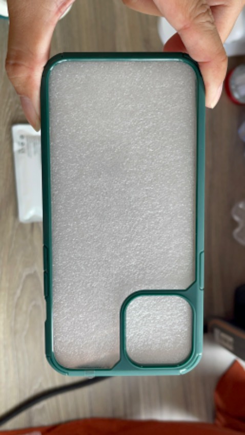 - Hàng đóng trong hộp giấy có bọc chống sốc cẩn thận, giao nhanh, đúng và đủ số lượng;
- Ốp lưng sản xuất 2023 tại Trung Quốc; 
- Giá mua 31/03/2024: 179.000/Cái.
- Ốp lưng gắn vào điện thoại trông chắc chắn và đẹp; độ bền thực tế cần phải chờ 1 thời gian sử dụng mới biết được, hy vọng ổn.
- Nhân viên giao nhận tiki lịch sự.