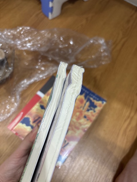 Chán quá chán. Dv giao nhanh thì nhanh thậy nhưng háo hức nhận để rồi lấy 2/4 cuốn cong vẹo thế này đây