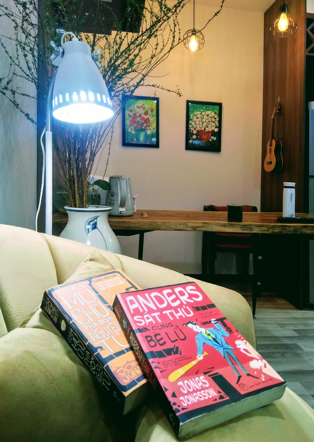 Ghế đẹp hơn ảnh minh họa. Chân giữa hơi lệch trái (không cân chính xác ở giữa 2 tấm đệm ngồi, có 2 gối kèm