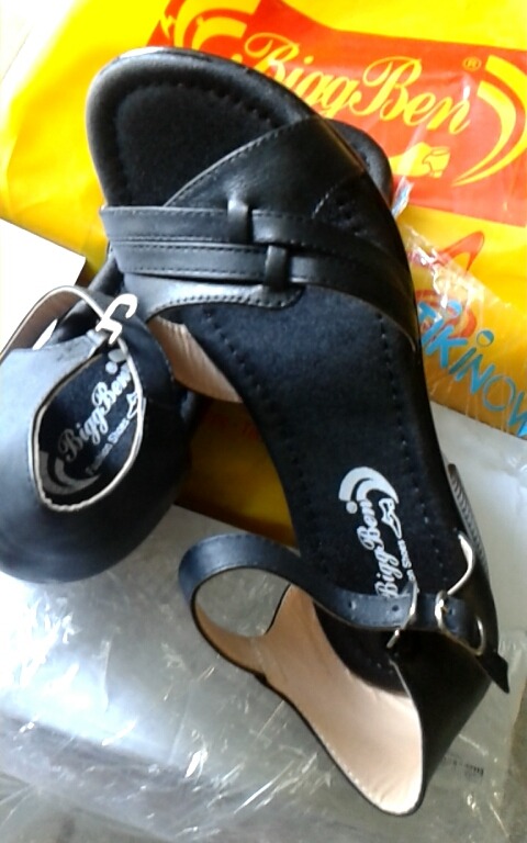 Chất liệu mặt trong của quai giày không khớp như hình ảnh đã được giới thiệu.