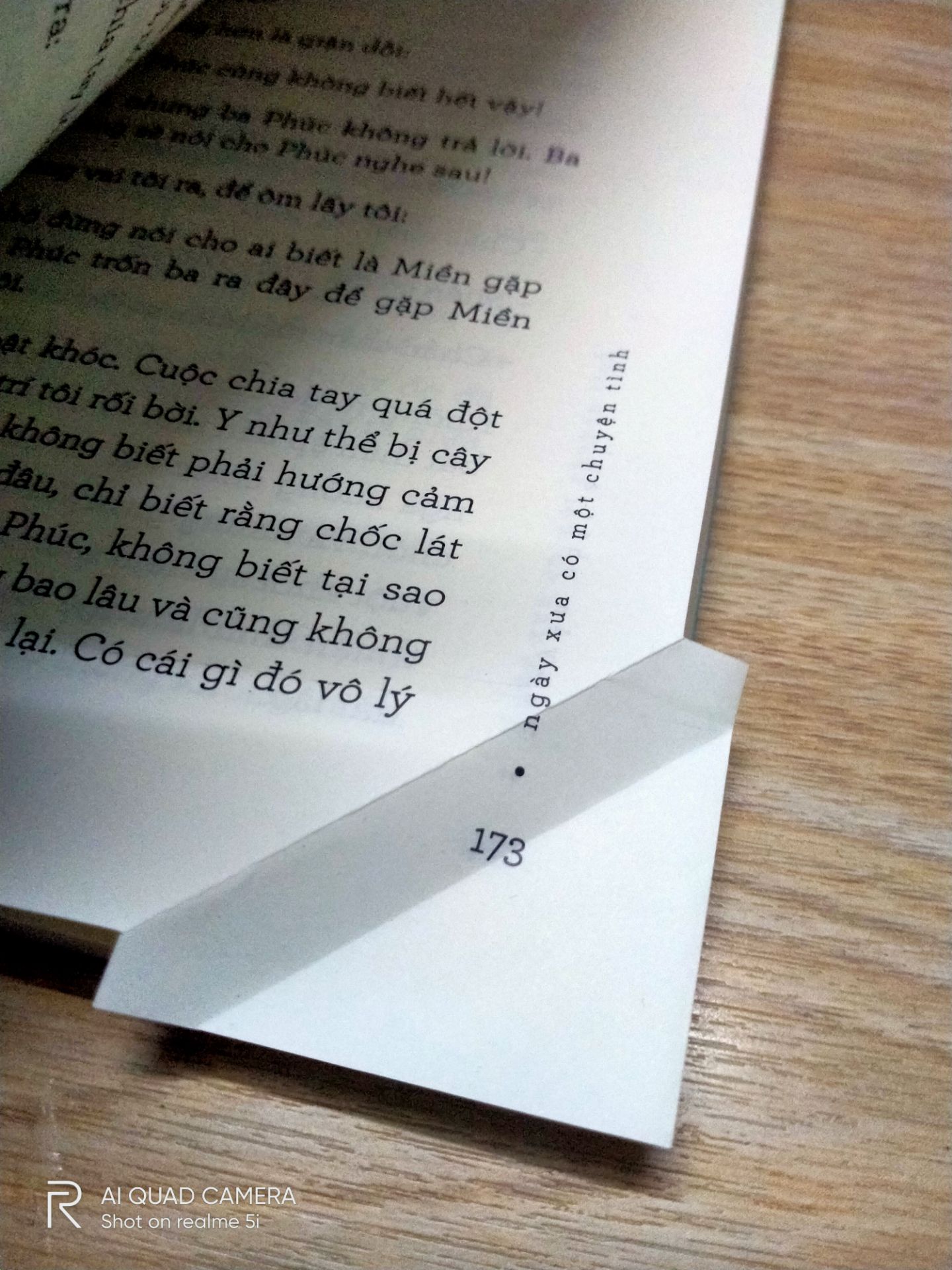 Giao hàng phải nói là siu nhanh luôn, ms đặt tối hqua mà trưa mai là giao r, sản phẩm không bị móp méo có điều bị gập giấy như ảnh ? Do mình mua sách ở tiki cũng nhiều r nên khá yên tâm mà giá lại rất rẻ so với giá trên sách ghi. Dù chưa đọc hết nhưng cảm thấy sách rất hay nhé, ai thích mắt biếc thì nên mua vì nó khá giống mắt biếc. Ai mua sách thì nên mua ở Tiki nhé vì nó rẻ hơn các app mua hàng khác nhiều ??