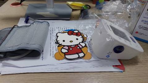 không có adapter cắm điện