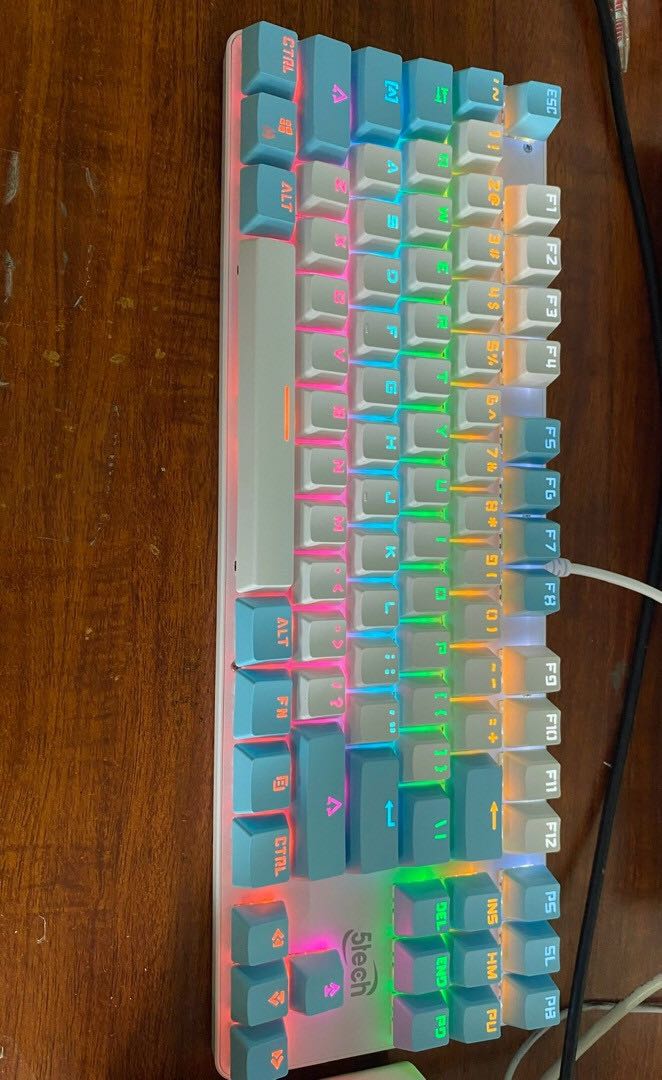 Đầy đủ hình ảnh cho ae tham khảo em này. Màu gì mà đẹp quá trời, đúng cơ xịn luôn, bấm nghe kêu thì đã cái tai, phím nhạy, led lủng quá đẹp, tàm giá này là quá ổn áp rồi, lad tối bật nhìn rõ các phím luôn, mà công nhận shop giao hàng gì nhanh dữ, hôm nay đặt hôm sau có luôn chứ nị, làm em hoang's mang tưởng lộn. nhắn tin hỏi shop thì reo nhanh, nhiệt tình, bảo hành hẳn 12 tháng lận luôn, còn được đi kèm mấy nút cho ae thay nữa, hộp ngoài thì cứng cáp ổn. quá ưng cho 5 sao