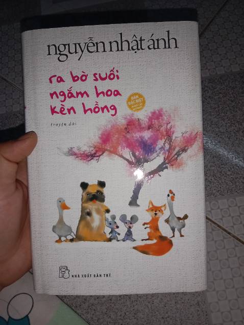 Sách đóng gói kĩ, ko bị hư hại gì hết, sách cực đẹp luôn nha mọi người, có bìa áo còn được tặng thêm quyển út quyên và tôi