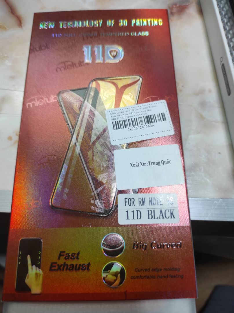 kính hơi ngắn so với màn hình.