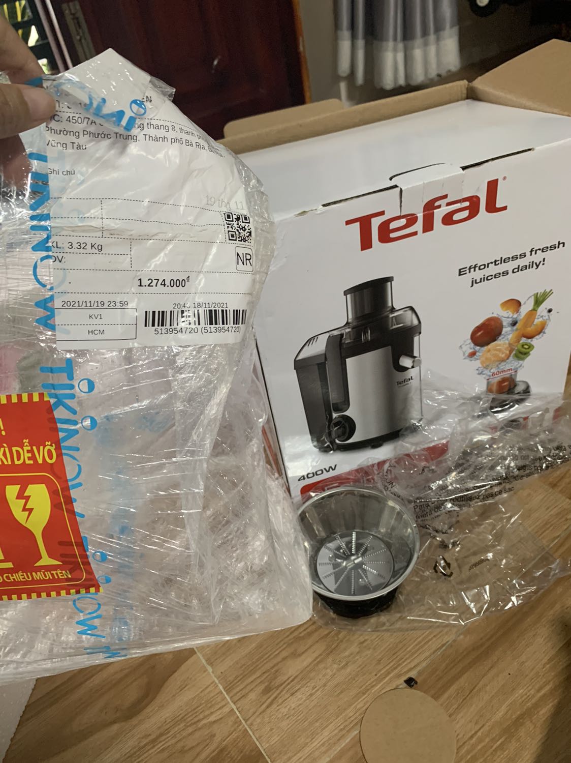 vừa khui hang ra đã bể rôi, may ep công suât cao nên ồn, và ep củng ko het , phần xác vẫn lợn cợn những miếng to chưa đuoc ep đã quăng thải ra, phần nhựa ko dẽo , có vẽ giòn , nên vân chuyên đên tay khui ra đa vỡ 1 vai miêng vụn