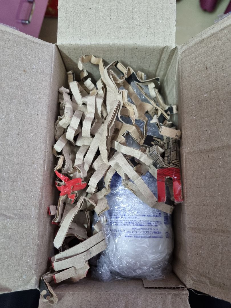 Kem mùi thơm nhẹ nhàng, chất kem dưỡng ẩm ở mức độ nhẹ, không nhờn rít, không kích ứng.
Mua hàng ở Tiki luôn yên tâm, đóng gói hàng cẩn thận, giao hàng siêu nhanh, chế độ bảo hành tốt👍