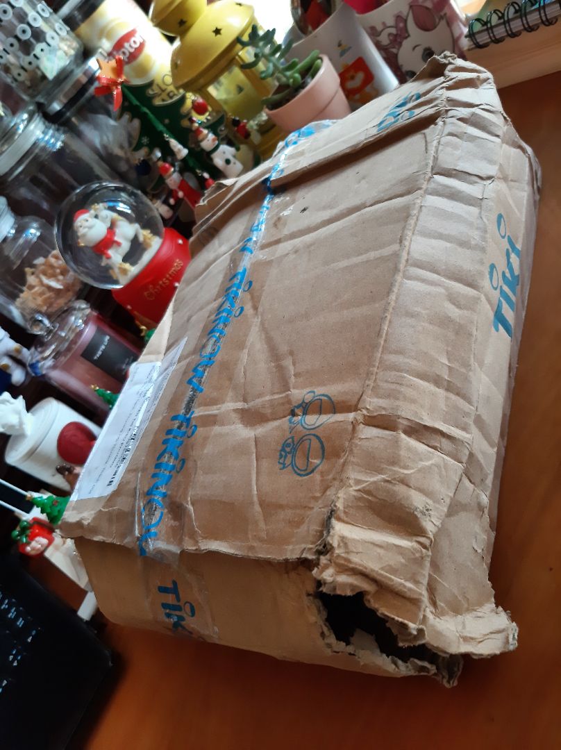 đơn hàng bị tách ra gửi lâu hơn bình thường hôm dọn kho sách nhã Nam là nghi nghi rồi. hôm giao hàng nhìn hờn luôn, bị bễ hộp, mà sách lại ko được bao kỹ nên sách bị bể góc luôn, mặc dù là bìa cứng còn mới nguyên seal. 
trước đó là mình đã mua cuốn "thần lùn" trong bộ chuyện này rồi nên mới mua thêm cuốn này. sách rất hay và minh họa siêu đẹp