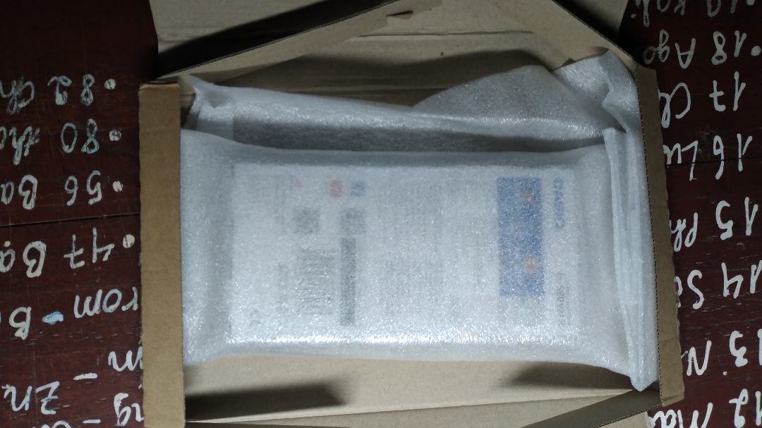 Ừm..... Khá là ổn áp nha mn. Trời mưa nhưng hàng đc bọc cẩn thận nên vẫn nguyên vẹn. Bên trong đóng gói tốt, đầy đủ cả bảo hành lẫn hdsd. Lúc lắp vào cx bị vênh như mn hà 😂. 
Hay chả biết thiết kế của nó như vậy nữa. Bay 1 phần tiền mừng tuổi tết nhưng thấy cũng đáng 😭 Tất cả đều vì kì thi ĐH sắp tới. 
Cố lên nha hỡi tôi và các bạn 2k4 ơi!